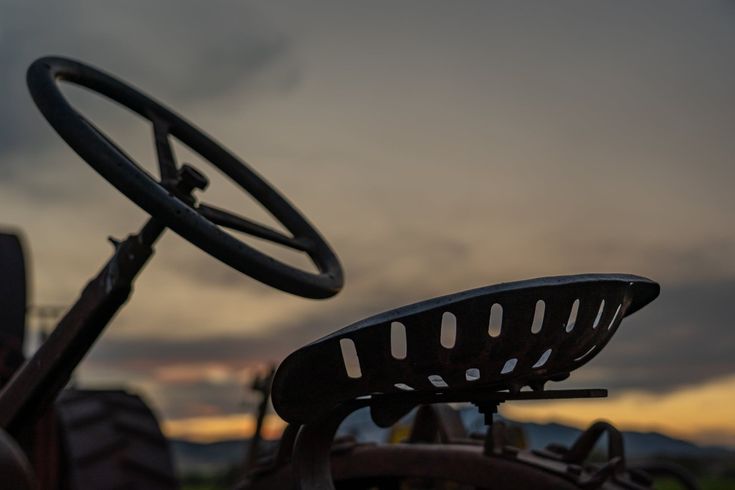 Vintage tractor bij zonsondergang — vakmanschap en praktijkervaring